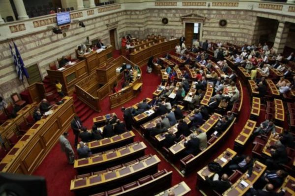 Μεταναστευτικό: Συναίνεση αλλά και εσωκομματικές διαφοροποιήσεις ενόψει ψηφοφορίας