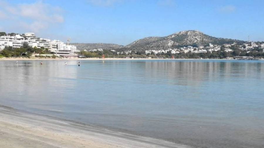 Συνεχίζεται το... αδιαχώρητο στα παραθαλάσσια προάστια της Αττικής- Πρωτοφανείς πληρότητες
