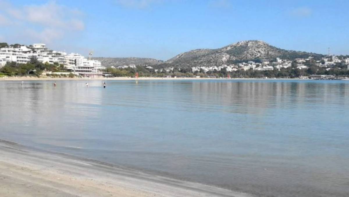 Συνεχίζεται το... αδιαχώρητο στα παραθαλάσσια προάστια της Αττικής- Πρωτοφανείς πληρότητες