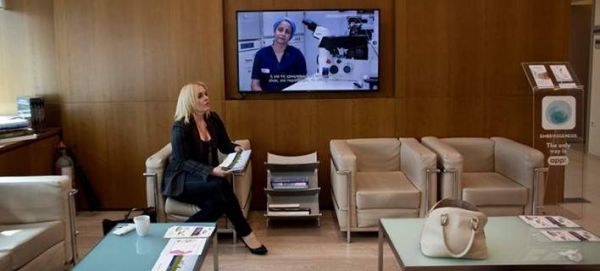 Η...θυσία της μητρότητας και ο κίνδυνος να γίνουμε χώρα γερόντων