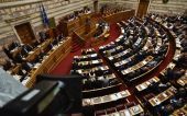 Πολυνομοσχέδιο: Ψηφίστηκε από 153 βουλευτές-«ΟΧΙ» Κατριβάνου σε κόφτη και μέτρα