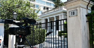 Κυβερνητικές πηγές για Βενιζέλο: Εκτός πραγματικότητας οι ισχυρισμοί για κρίση νομιμοποίησης των αποφάσεων της Βουλής