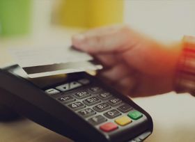 Πληρωμές με κάρτα: Αυξάνεται το όριο στις ανέπαφες συναλλαγές