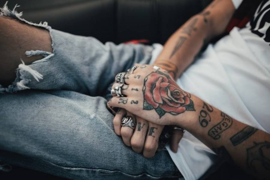 Σε... κρίση οι καλλιτέχνες τατουάζ, καθώς απαγορεύονται τα έγχρωμα μελάνια