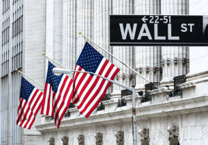 Στο «κόκκινο» η Wall Street-Η αγορά αντιδρά στους δασμούς Τραμπ