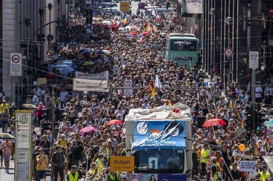 Βερολίνο: Διάλυση μαζικής διαδήλωσης κατά των μέτρων για κορονοϊό