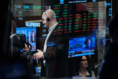 Wall Street: Μικρές «αναλαμπές» στο κλείσιμο μιας «κόκκινης» εβδομάδας