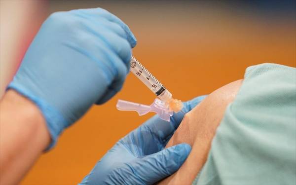 Εθνική Επιτροπή Εμβολιασμών: Ακόμα και ίδια μέρα τα εμβόλια κορoνοϊού-γρίπης