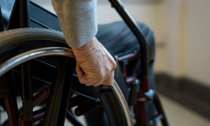 ΕΣΑμεΑ: Καταγγέλλει διακρίσεις για το εφάπαξ βοήθημα των 200 ευρώ