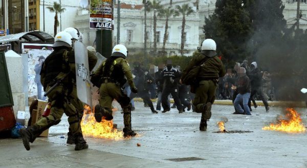 Απεργία: Καρέ-καρέ τα σοβαρά επεισόδια-Έτσι αμαυρώθηκε η πορεία