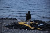 Το Embassy for the Displaced κατασκευάζει τσάντες για τους πρόσφυγες από τα σωσίβιά τους
