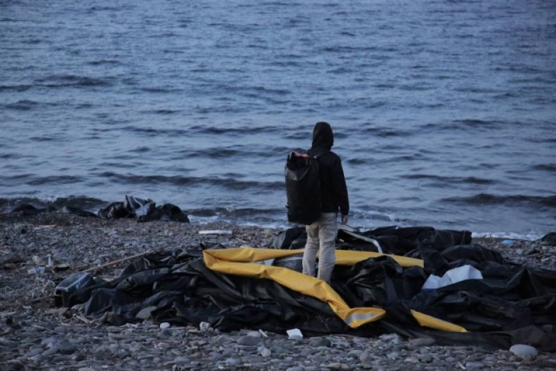 Το Embassy for the Displaced κατασκευάζει τσάντες για τους πρόσφυγες από τα σωσίβιά τους