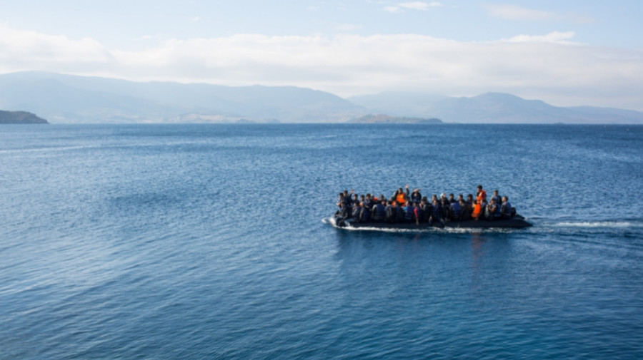 Διάσωση 54 μεταναστών από πλατφόρμα πετρελαίου στη Μεσόγειο