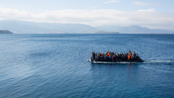 Διάσωση 54 μεταναστών από πλατφόρμα πετρελαίου στη Μεσόγειο
