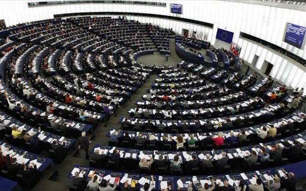 Τη μετεγκατάσταση 120.000 προσφύγων ενέκρινε το Ευρωκοινοβούλιο