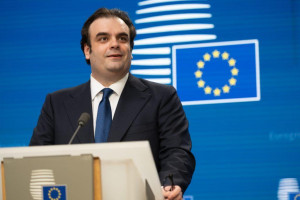 Politico: Το σχέδιο Πιερρακάκη να γεμίσουν τα ταμεία της ΕΕ από τον «αέρα»