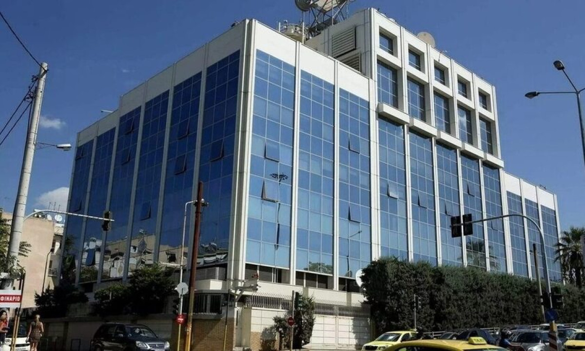 Άγνωστοι πέταξαν τρικάκια έξω από τον ΣΚΑΪ-Προσαγωγές και μια σύλληψη