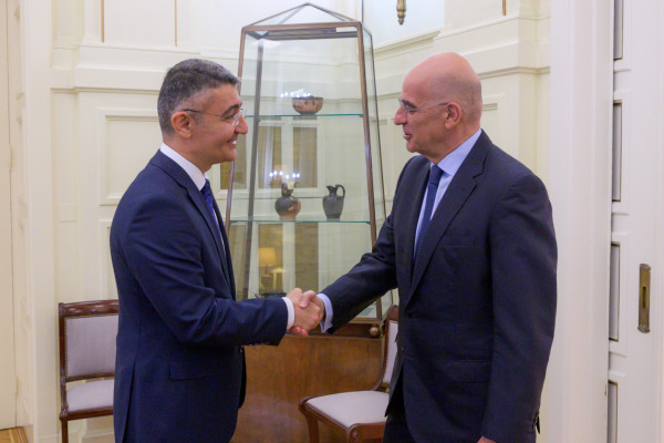Συνάντηση Δένδια με τον απερχόμενο πρεσβευτή του Αζερμπαϊτζάν