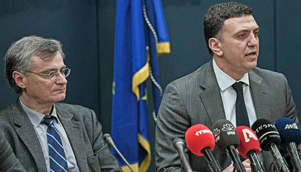 Κικίλιας και Τσιόδρας ενημερώνουν τα κόμματα για την πανδημία