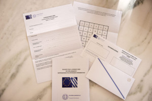 Επιστολική ψήφος: Ξεκινούν κυβερνητικές επαφές με τα κόμματα-Πώς θα ψηφίζουμε