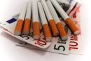 Bloomberg: Μάστιγα για τα έσοδα παράνομα τσιγάρα &amp; αφορολόγητο τσίπουρο