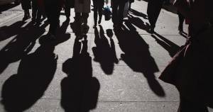 Ψαλίδα μεταξύ δημοσίου και μικρών επιχειρήσεων στους μισθούς