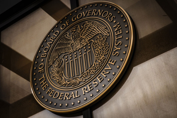 Πρακτικά Fed: Παραμένει περιοριστική η νομισματική πολιτική-Όχι σε μειώσεις επιτοκίων