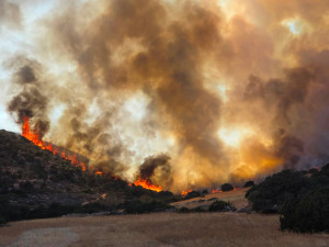 Τα ανοιχτά ερωτήματα πίσω από τη μεγάλη πυρκαγιά της Πάρου