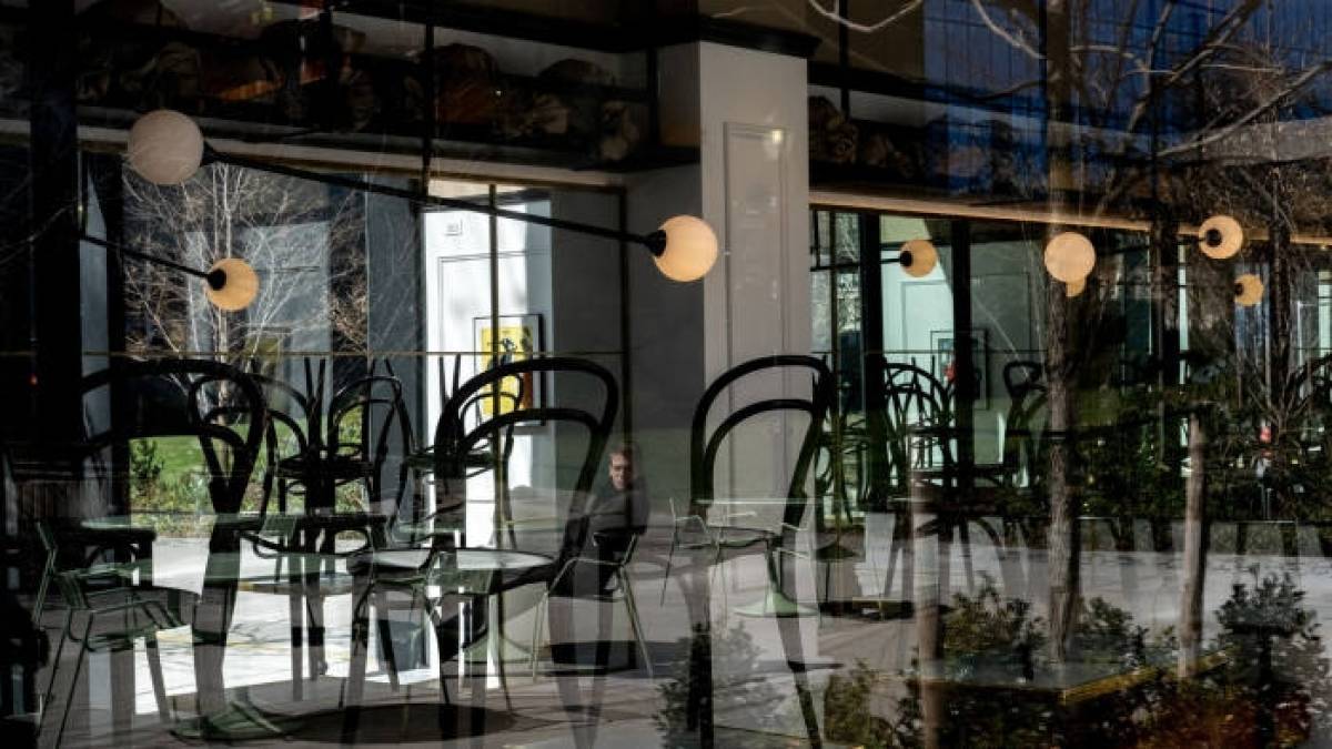 Παναγιωτακόπουλος (ΕΟΔΥ): Δεν αποκλείεται κλείσιμο της εστίασης στις 22.00