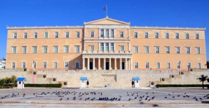 Διαδηλώνουν οι καθαρίστριες στη Βουλή
