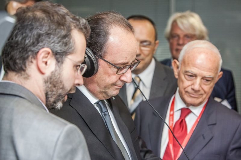 Τα γραφεία του Corallia επισκέφτηκε ο Φρανσουά Ολάντ