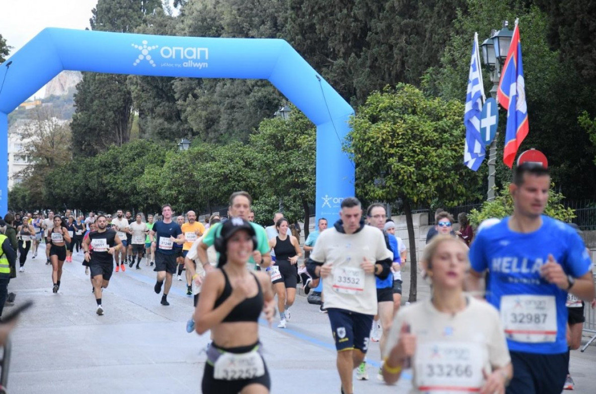 Χιλιάδες δρομείς συμμετείχαν στον 42ο Αυθεντικό Μαραθώνιο της Αθήνας