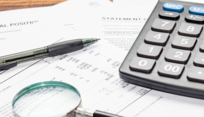 Οικονομικό Επιτελείο: «Ζυγίζει» δαπάνες και μέτρα- Υπό εξέταση ο ΦΠΑ