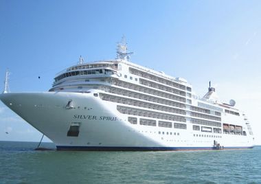 Σούδα: Κρουαζιερόπλοιο «γυμνώνεται» και δωρίζει τα υπάρχοντά του