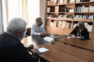 Τσίπρας στον «Ερυθρό Σταυρό»: Εικόνα πολέμου στα δημόσια νοσοκομεία