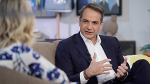 Economist: Δύο βαρίδια στο success story του Μητσοτάκη