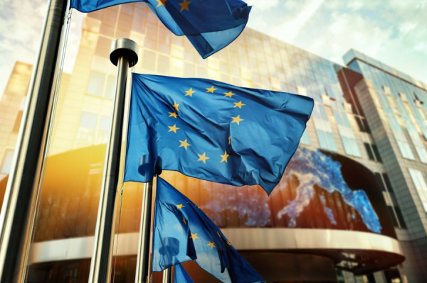 Bloomberg: Η ΕΕ βάζει στο μικροσκόπιο την κυριαρχία των Big Tech στην τεχνητή νοημοσύνη