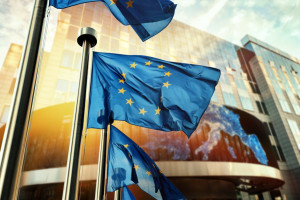 Bloomberg: Η ΕΕ βάζει στο μικροσκόπιο την κυριαρχία των Big Tech στην τεχνητή νοημοσύνη