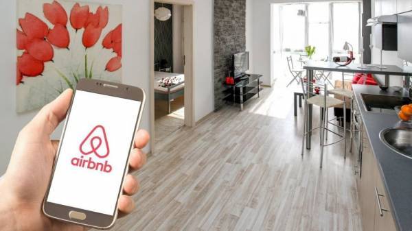 Airbnb: Ανοίγει τις πόρτες της σε 100.000 Ουκρανούς πρόσφυγες