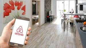 Airbnb: Ανοίγει τις πόρτες της σε 100.000 Ουκρανούς πρόσφυγες