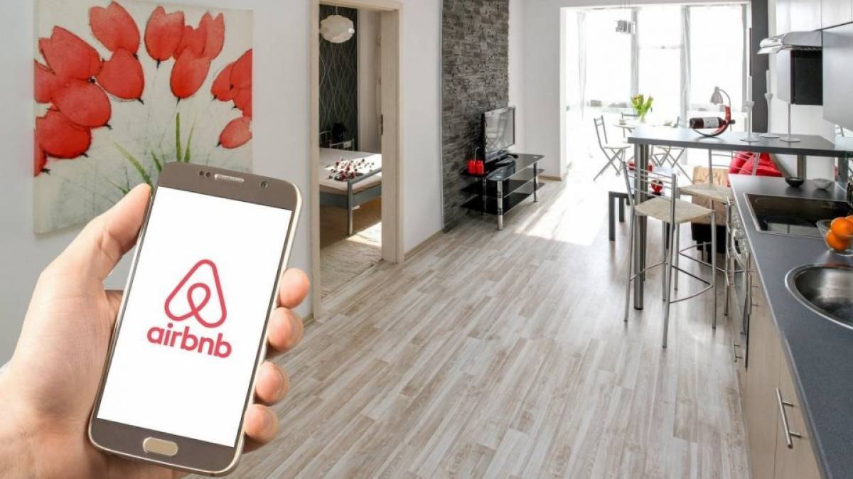 Airbnb: Ανοίγει τις πόρτες της σε 100.000 Ουκρανούς πρόσφυγες