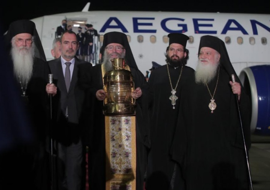 Έφτασε με μεγάλη καθυστέρηση στην Αθήνα το Άγιο Φως