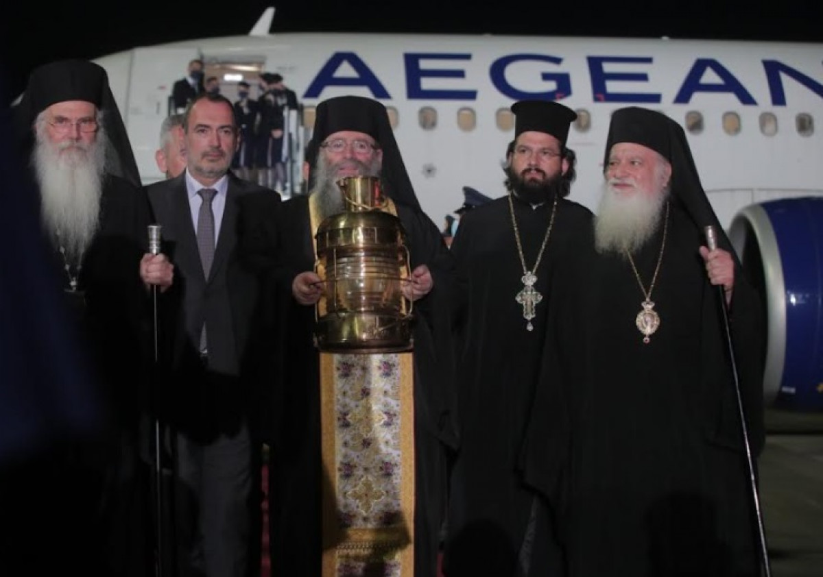 Έφτασε με μεγάλη καθυστέρηση στην Αθήνα το Άγιο Φως