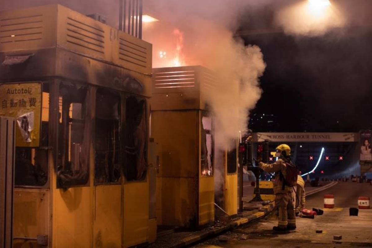 Κλιμακώνεται η ένταση στο Χονγκ Κονγκ- Επίθεση στην υπουργό Δικαιοσύνης