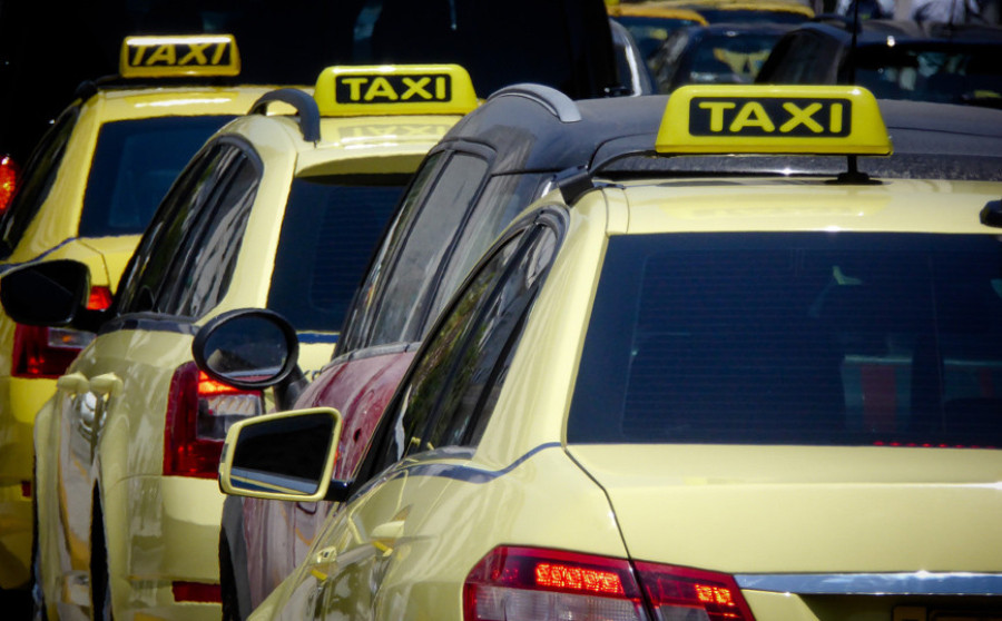Απεργούν οι οδηγοί ταξί- Πορεία προς το υπουργείο Μεταφορών