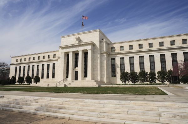 Κάντλοου (Λευκός Οίκος): Η Fed να μειώσει άμεσα τα επιτόκια