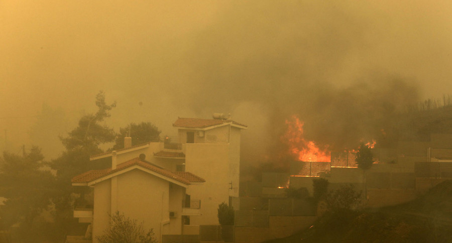 Πυροσβεστική για Πεντέλη: Ενισχύονται διαρκώς οι δυνάμεις