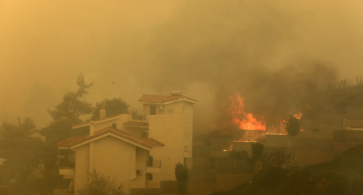 Πυροσβεστική για Πεντέλη: Ενισχύονται διαρκώς οι δυνάμεις