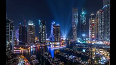 Nτουμπάι: Σούβλες με οβελία δίπλα... στο κύμα