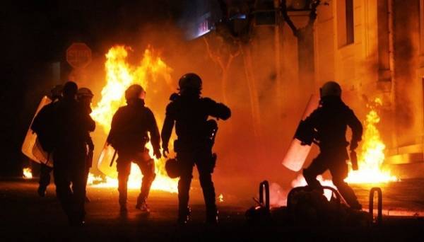 Πέτρες και μολότοφ στα Εξάρχεια το Σαββατόβραδο